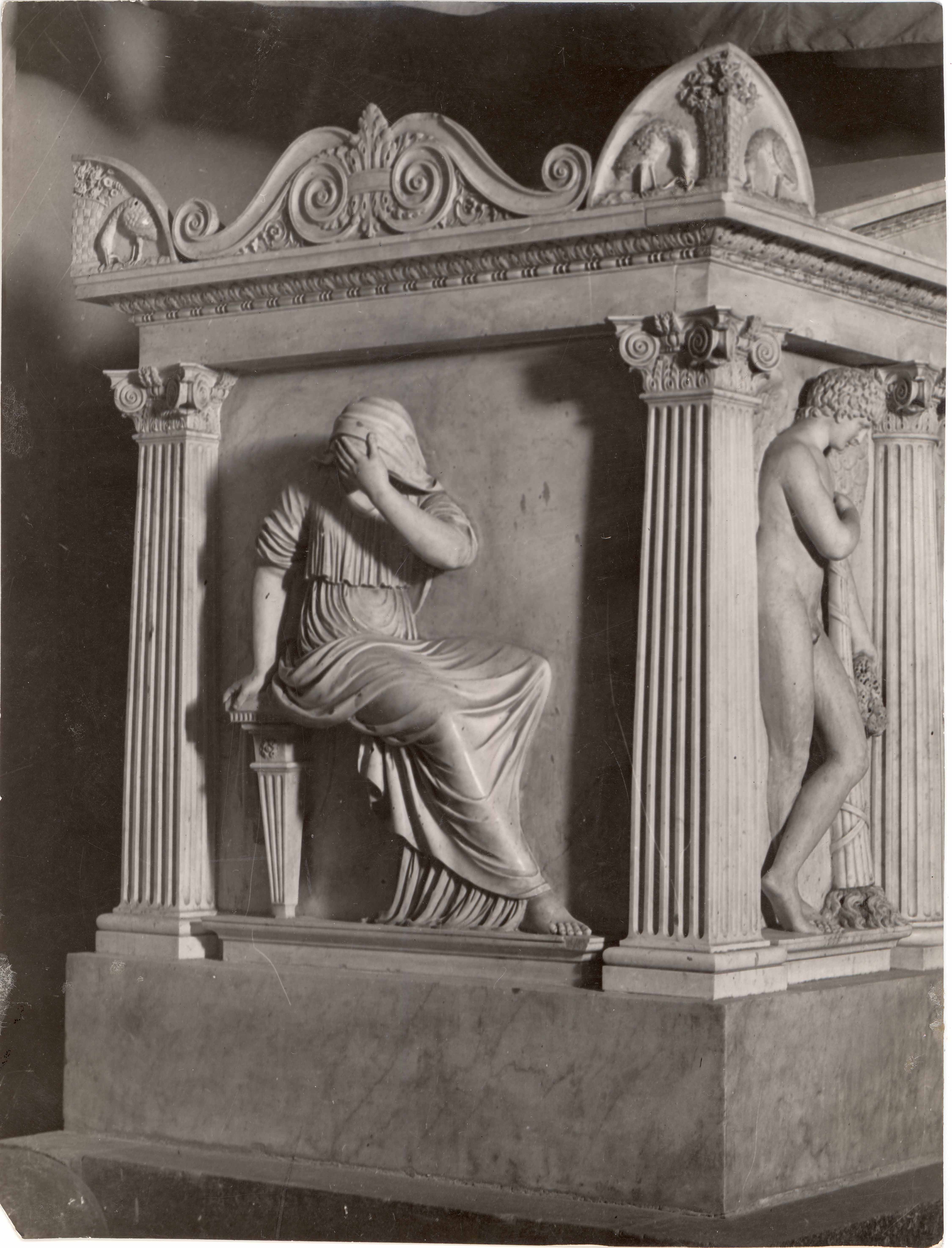Toomkirik. Admiral Greigh's funeral monument. Külgview detail. A fascinating woman's shape on one side of the monument