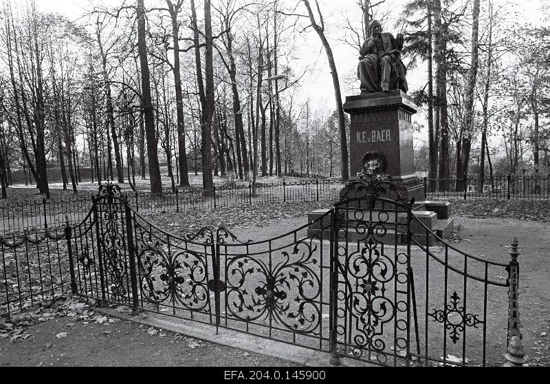 The gates made by Ants Linnartt, the Sepikoja of the Republican Restauration Government to the garden surrounding the Baer Memorial pillar.