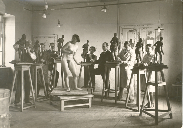 "Pallase" sculpture class 1928-29. (?) A. Left: 1) J. Keinänen; 2) Ed. Kutsar; 3) J. Hirv; 4) Kiin; 5) a. Starkopff; 6) Ernst Jõesaar; 7) Irmgard Luha