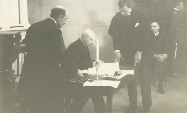 Signing the peace agreement 13.02.1920, vas. Eliaser, Püüman