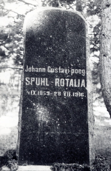 Johann Spuhl-Rotalia's grave on the Russian cemetery of Hullo village