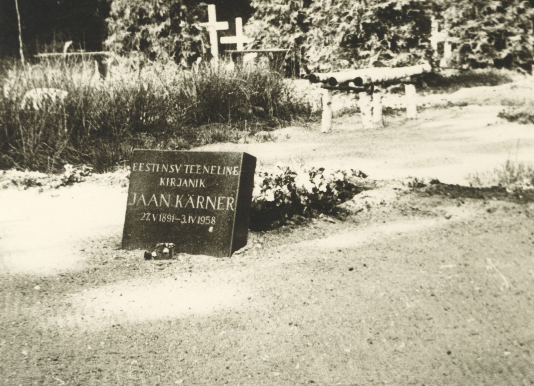 Monument pile on Jaan Kärner's grave at Elva cemetery on May 14, 1960