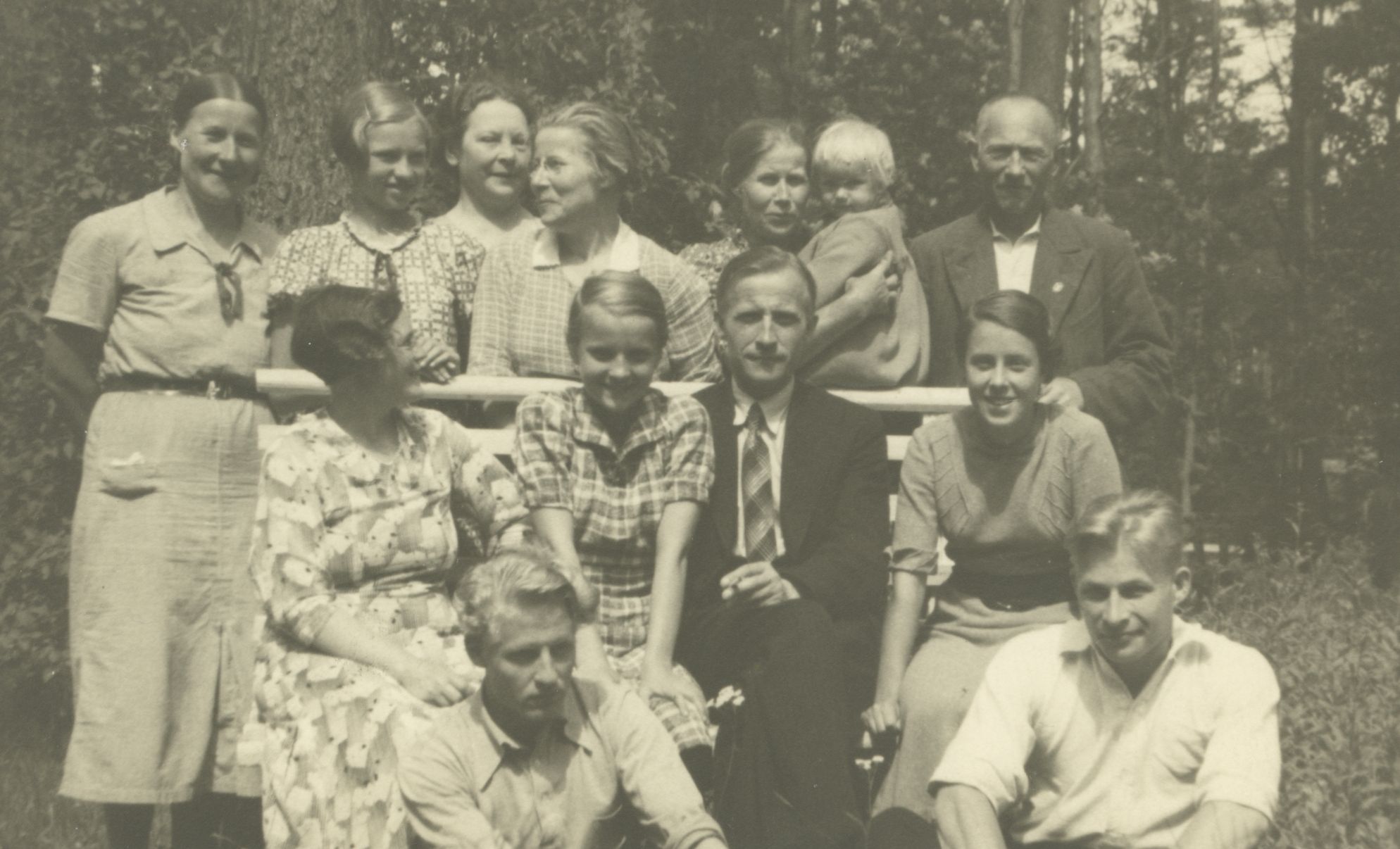 Jaan Kärner with family and relatives in 1937