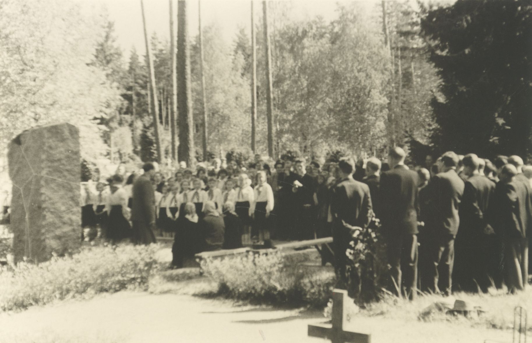 Opening of the tomb of Jaan Kärner on Elva cemetery 27. V 1961. General view