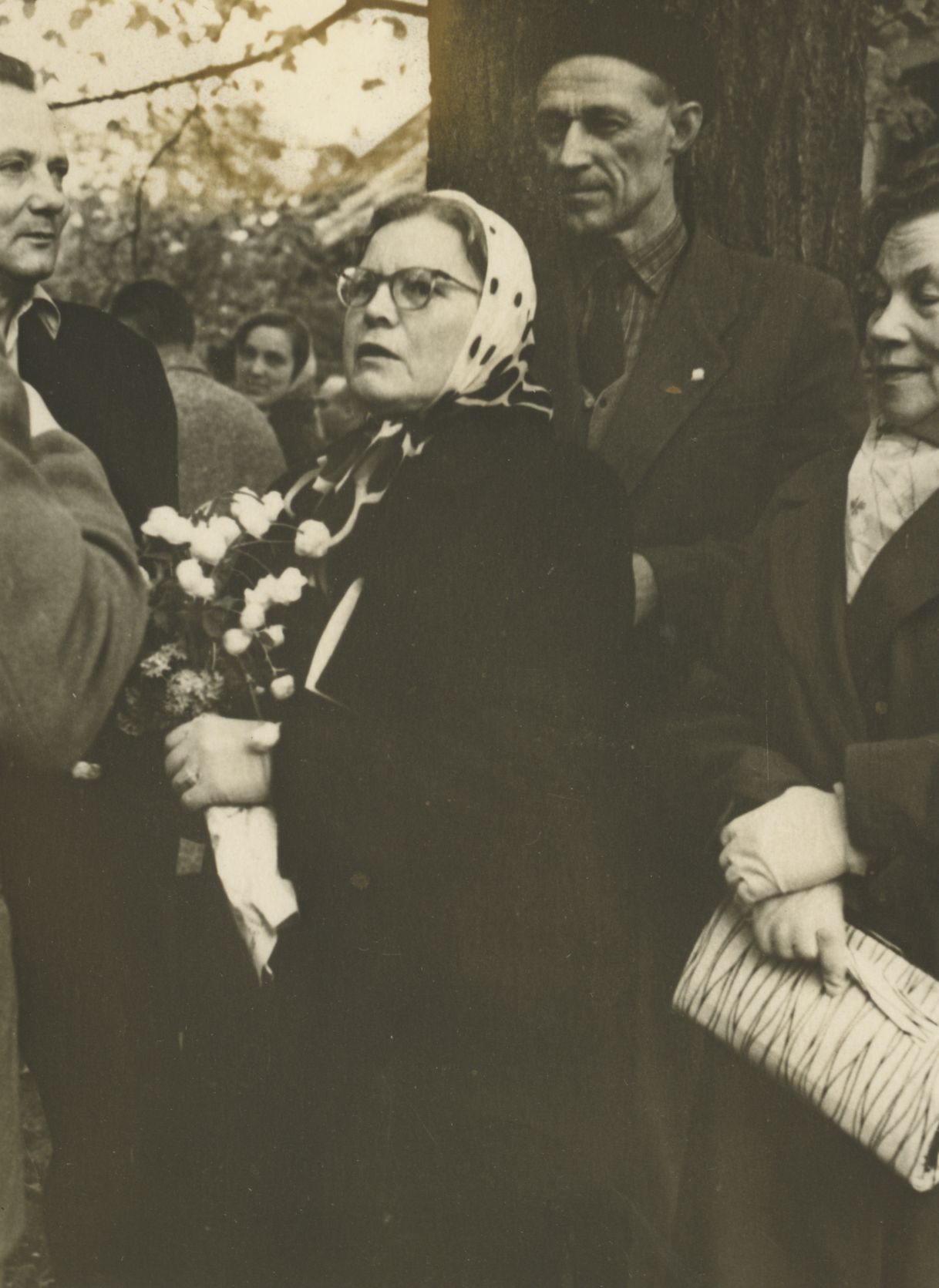 Guests at the opening of Jaan Kärner's memorial cup "Kinksepal" 27. V 1961 in the middle of Hilda Kärner, behind him Rudolf Sirge