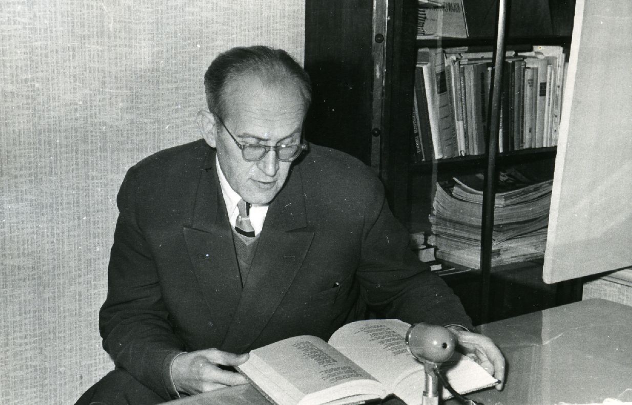 August Sang in front of the microphone in the Museum of Literature in 1961.