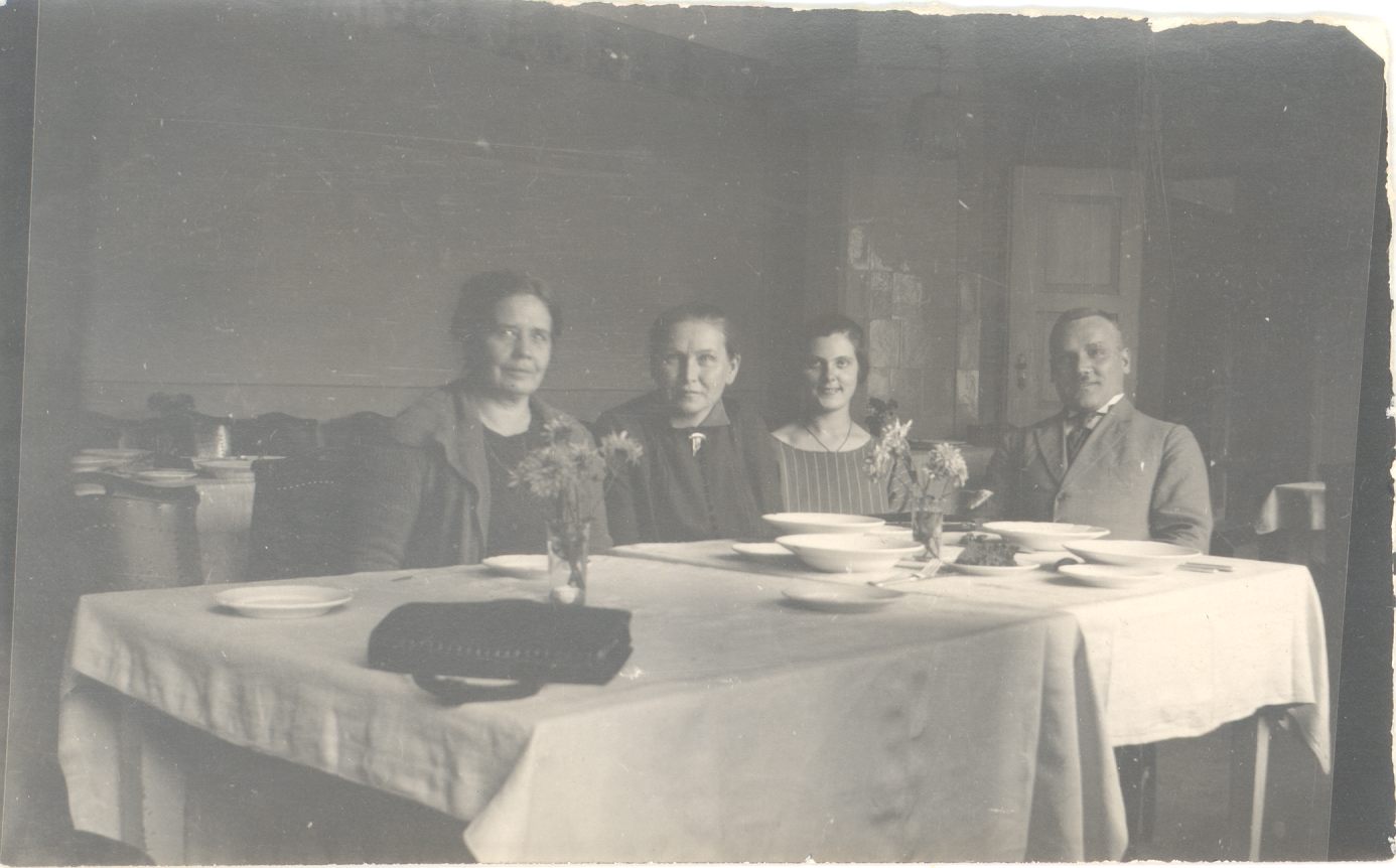 Wound, Anna, Reiman, Marie, Reiman, o. etc. At the lunch desk of Tartu Women's Company's household courses.