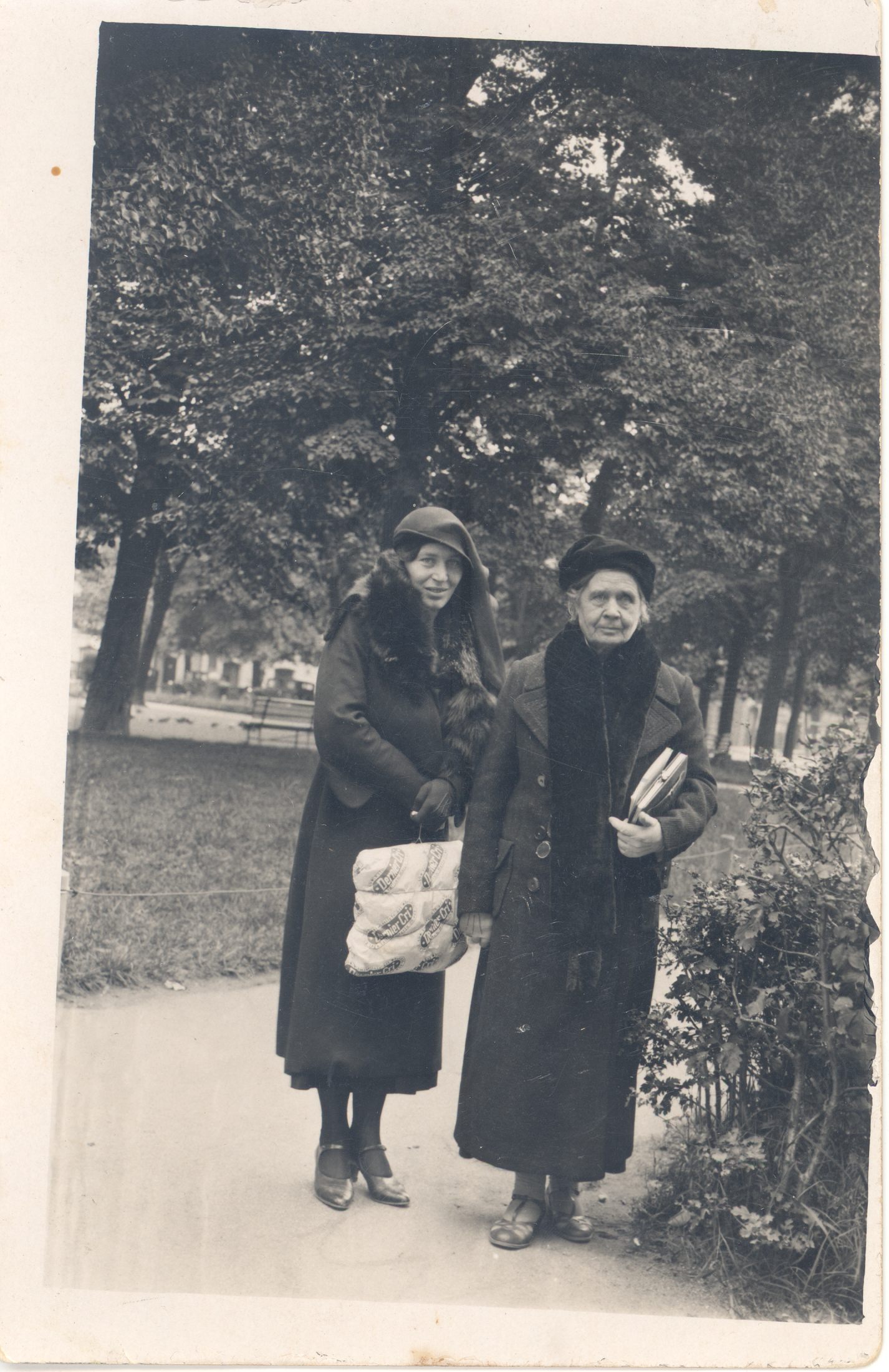 Wound, Anna and Alma Toom in Tallinn in 1935. Autumn