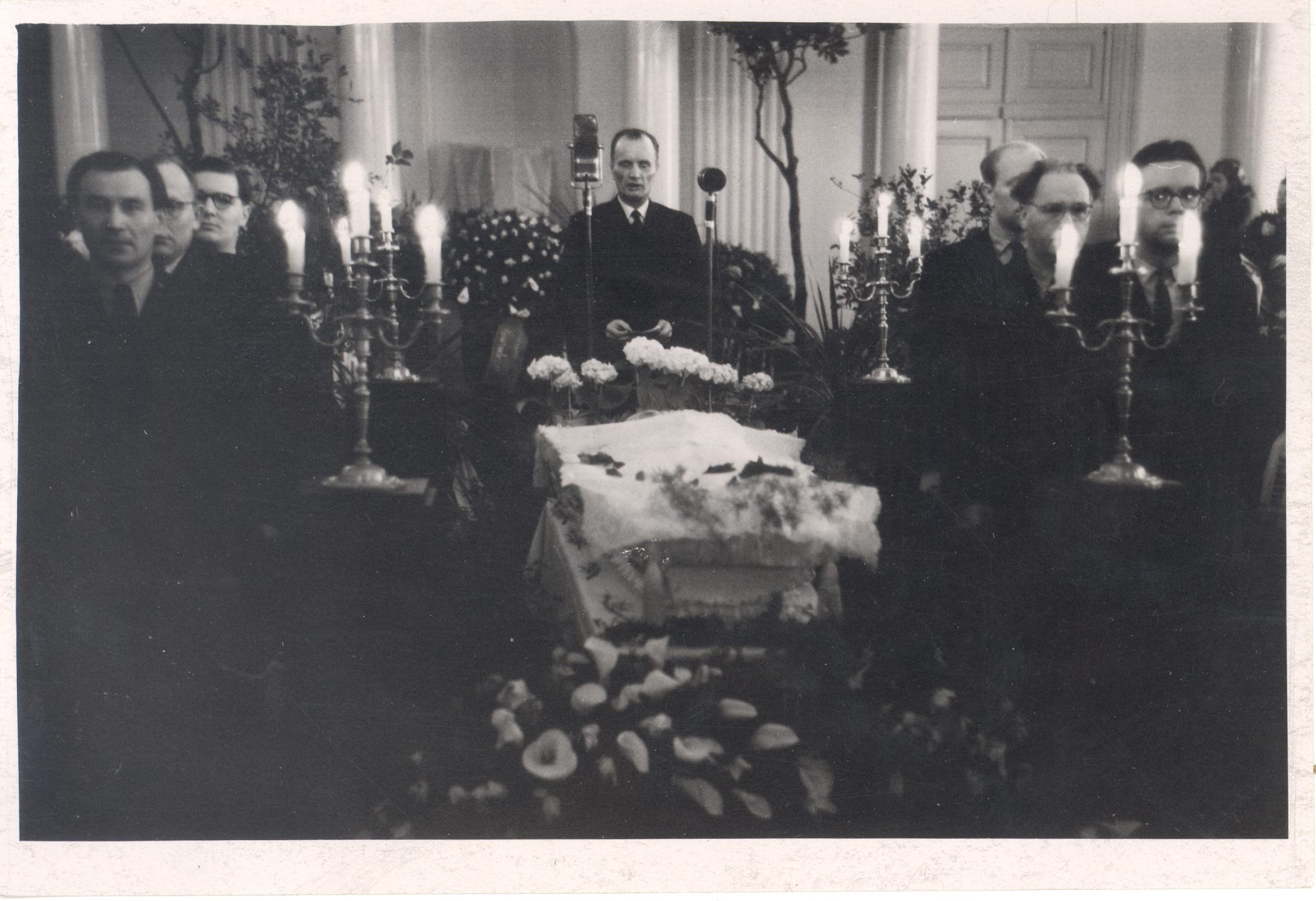 Wound, Give a wooden shirt at the glory guard 17.03.1957. Abel Nagelmaa, Eduard Laugaste, Harald Peep, J. Käosaar, Udo Kolk. Paul Rummo speaks.