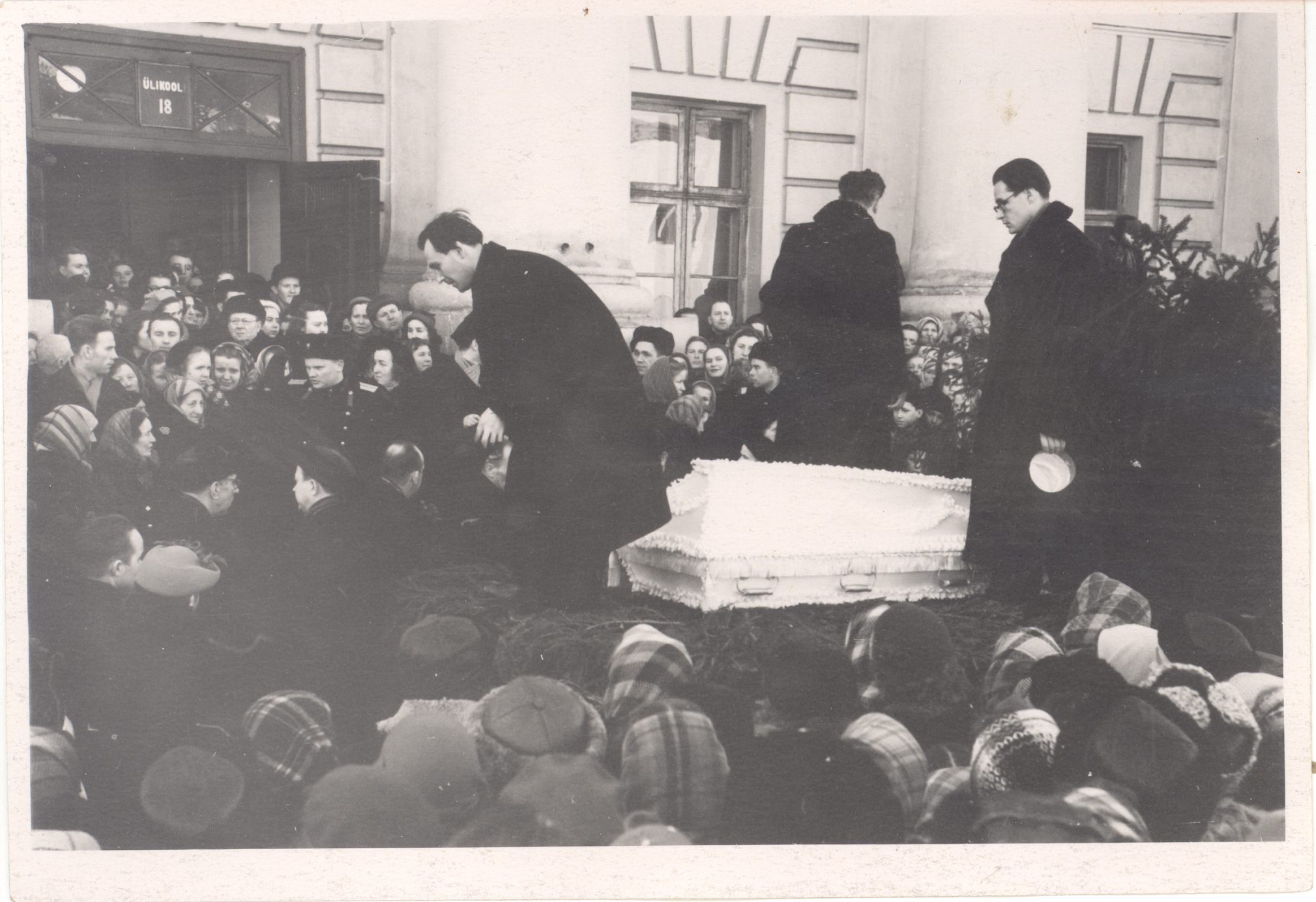 Bringing out the wound, Anna sludge from the main building of the University of Tartu 17.03.1957.