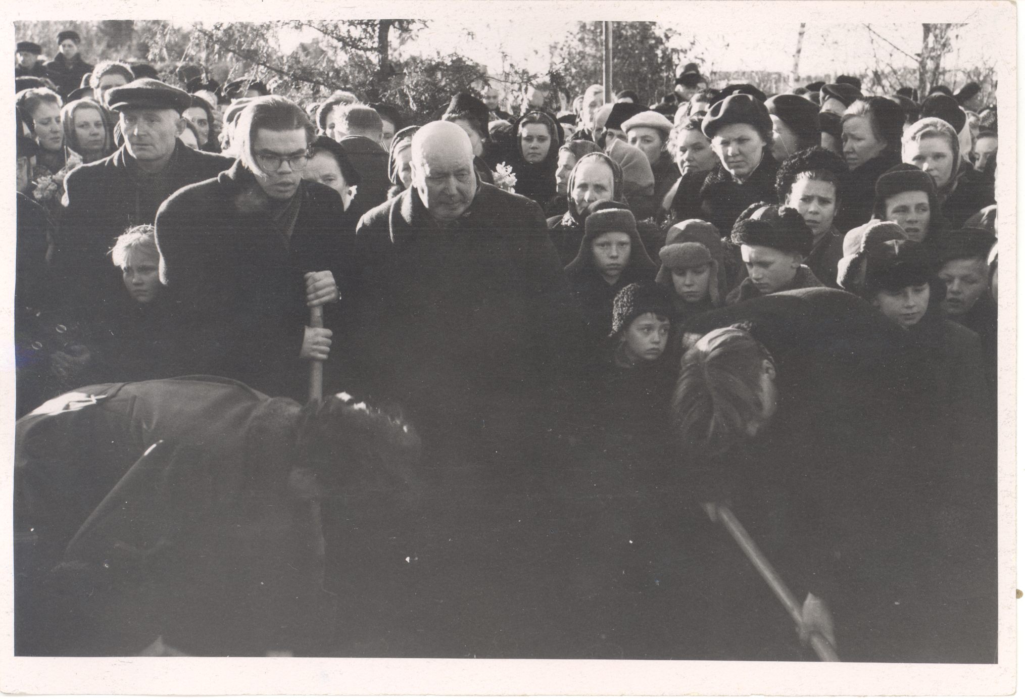 Wound, Give a funeral on the cemetery of Tartu Maarja. Closing the grave. On the left Karl Tamberg with second glasses.