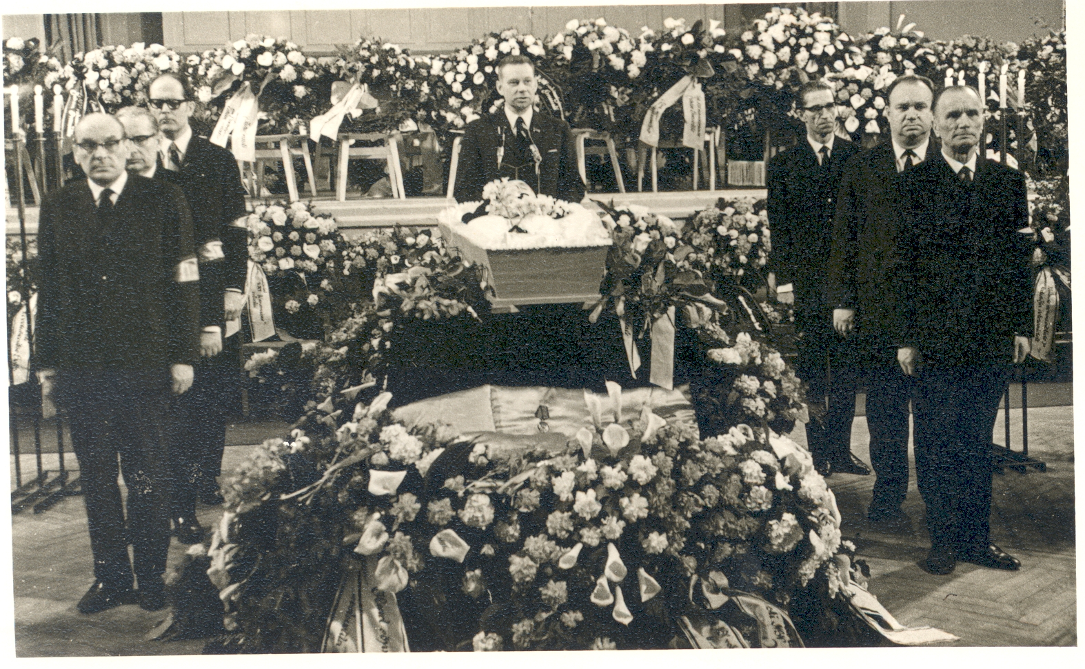 FR. Tuglase funeral in 1971. Auvalves: p. Rummo, ?, R. Parve, L. Remmelgas, p. Kuusberg, J. Kross. Speaks V. Beekman