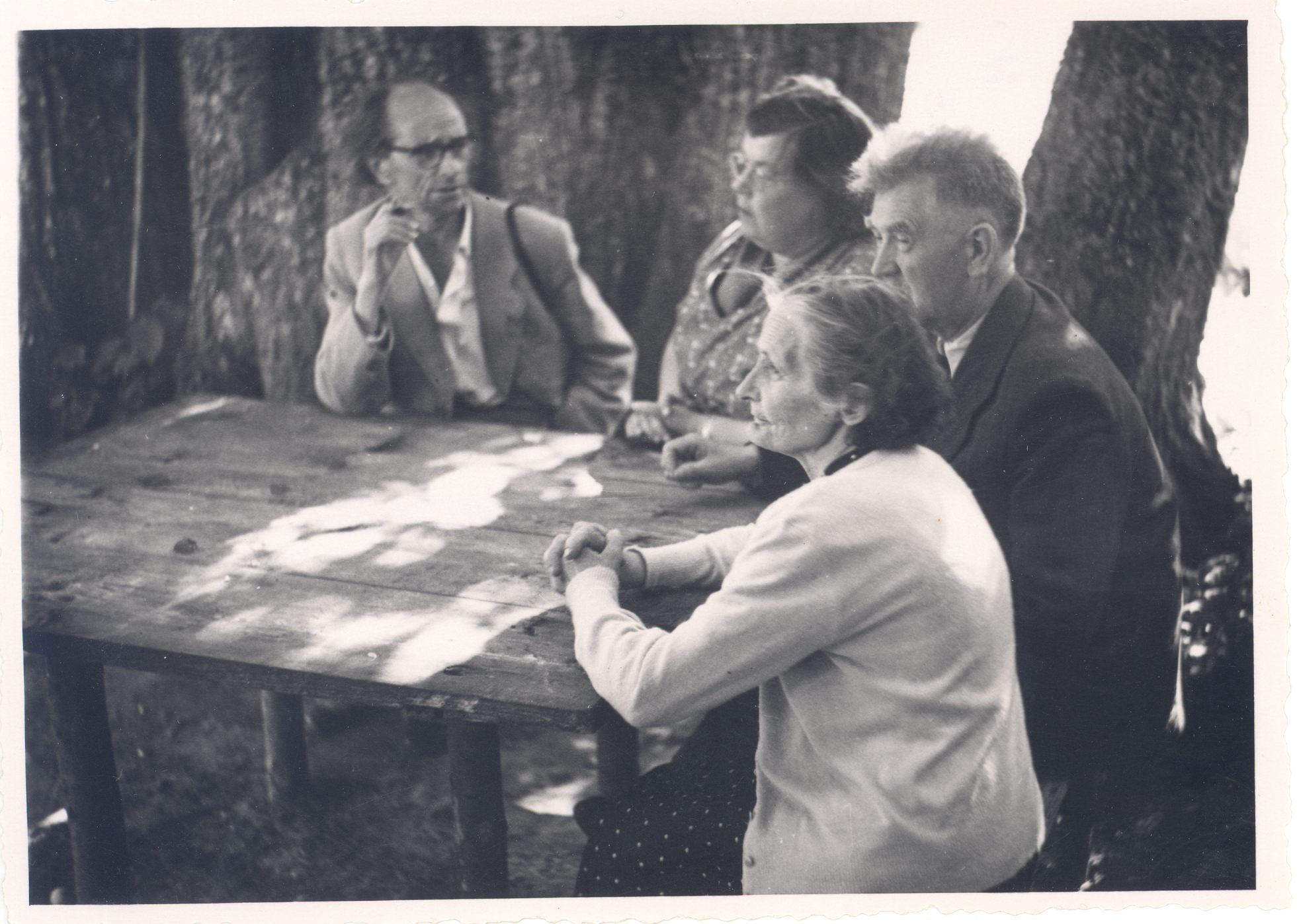 Wulff, Gustav (left Mart Lepik, Friida Kallit, Jaan Roos, Olga Wulff Nüpli-Lõhmus sitting under the original heritage)