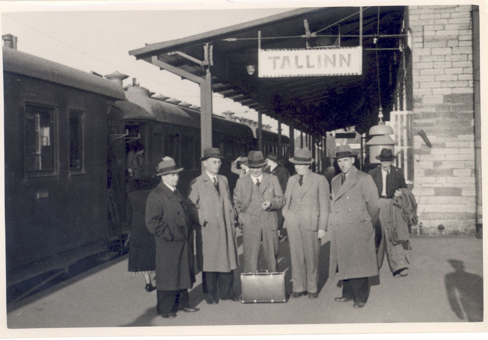 Writers at Tallinn Station in 1938 (left: J. Parijõgi, f. Tuglas, m. Jürna, Peet Vallak, J. Semper)