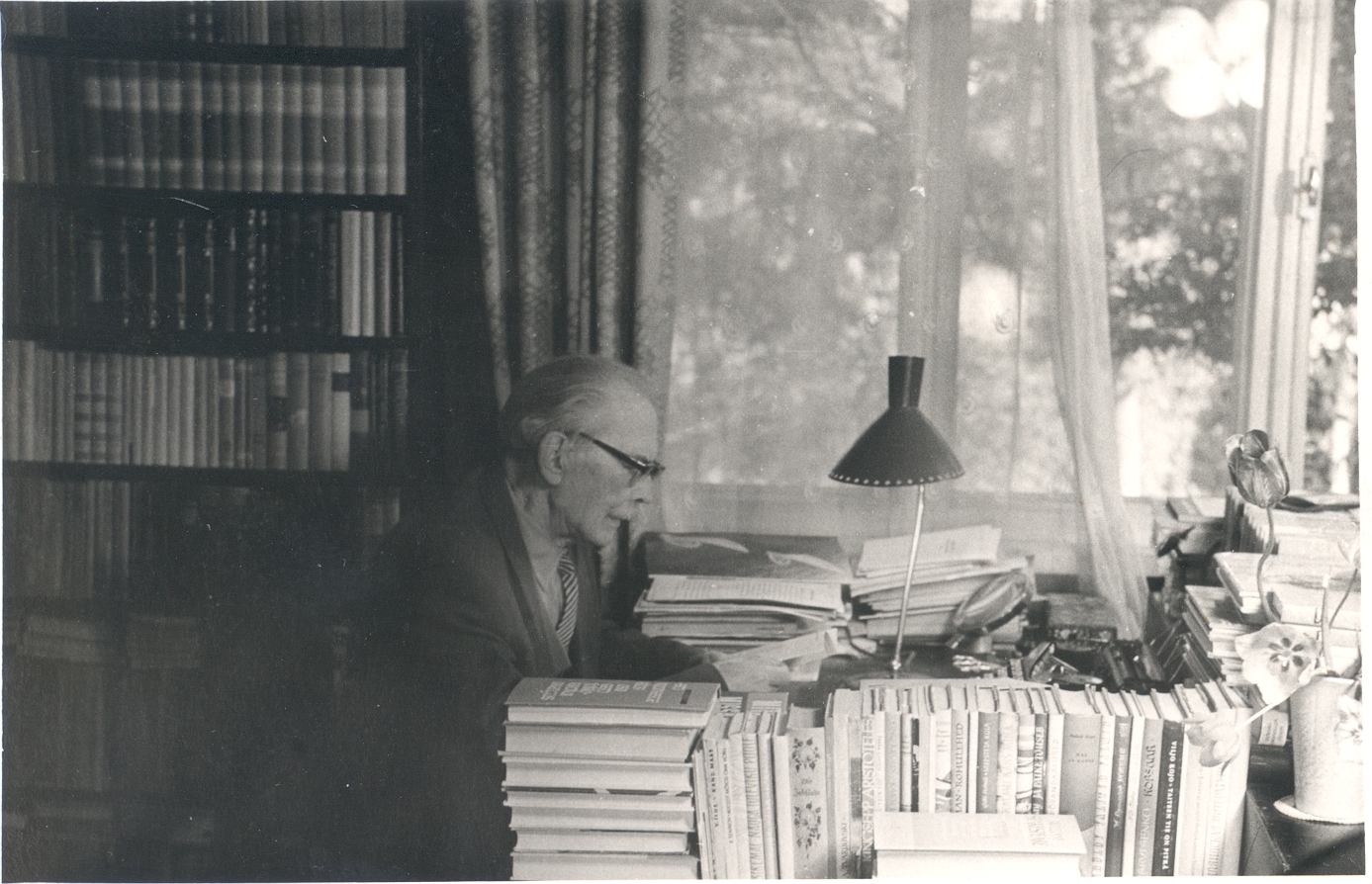 Friedebert Tuglas at home at his desk at 6. VI 1963