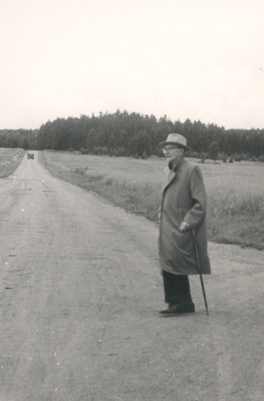 FR. Tuglas on the road of V.-Kuuste Ahjas 1963.
