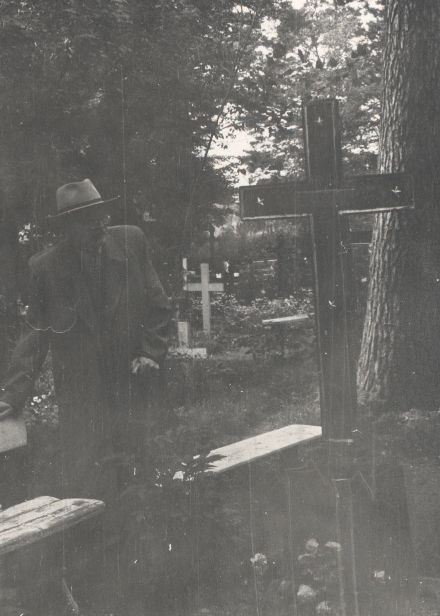 FR. In Tuglas Jaan Suitsu hill at Võnnu cemetery in 1963.