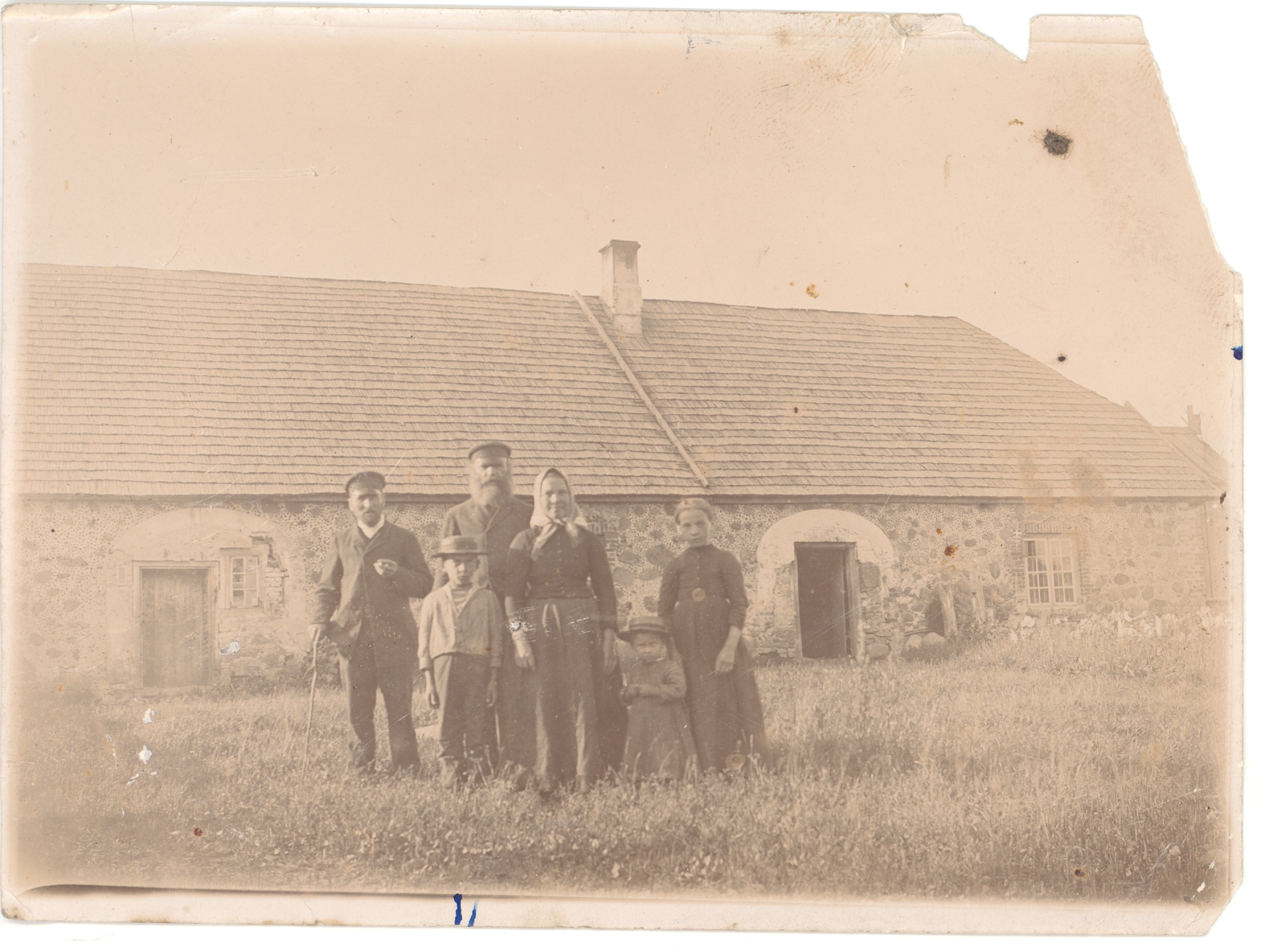 Pahuvere schoolhouse. Stands: Ants Kurrik, Johannes Semper with parents and sister-brother
