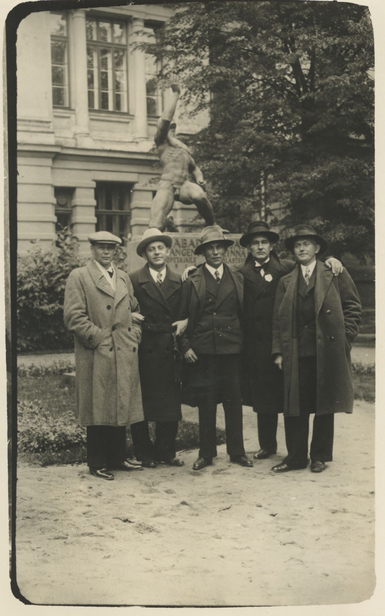H. Visnapuu, yes. Sütiste, Albert Kivikas, August Mälk, Erni Mouse in Tallinn in front of Real School