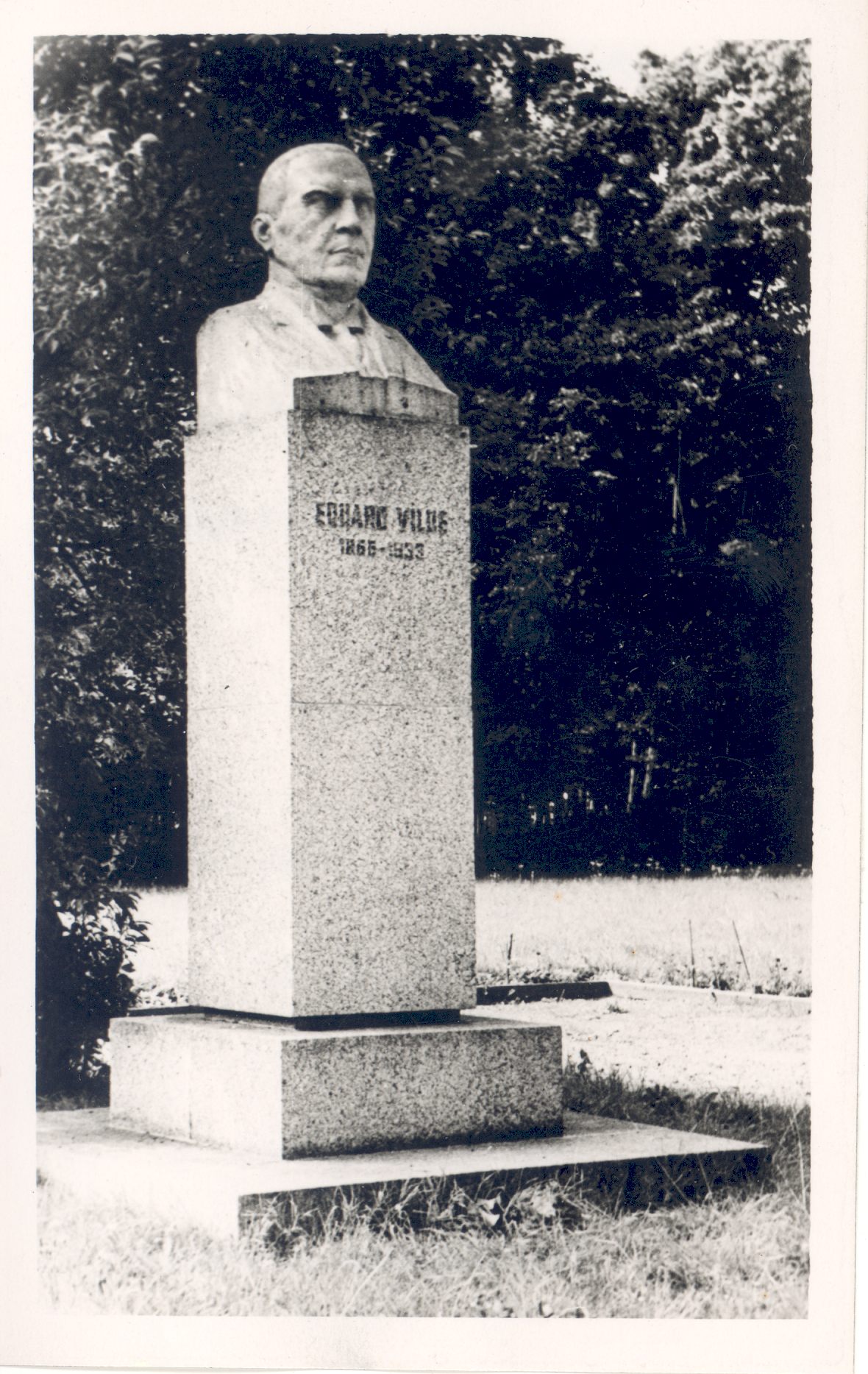 Vilde, Eduard, monument in Muugal. Sculptor f. Sannames