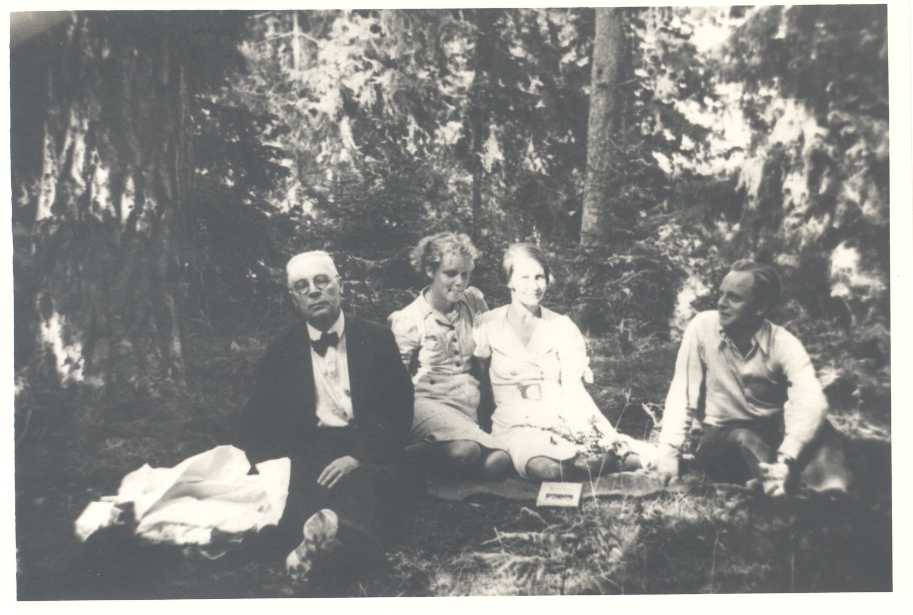 Ed. Hubel with family in Saaremaa forest 12. VIII 1939. a.
