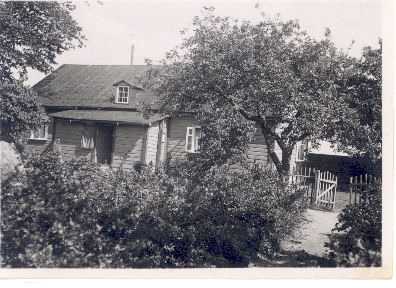 Johannes Aaviku residence in Kuressaare Vallimaa 7 (by the courtyard)
