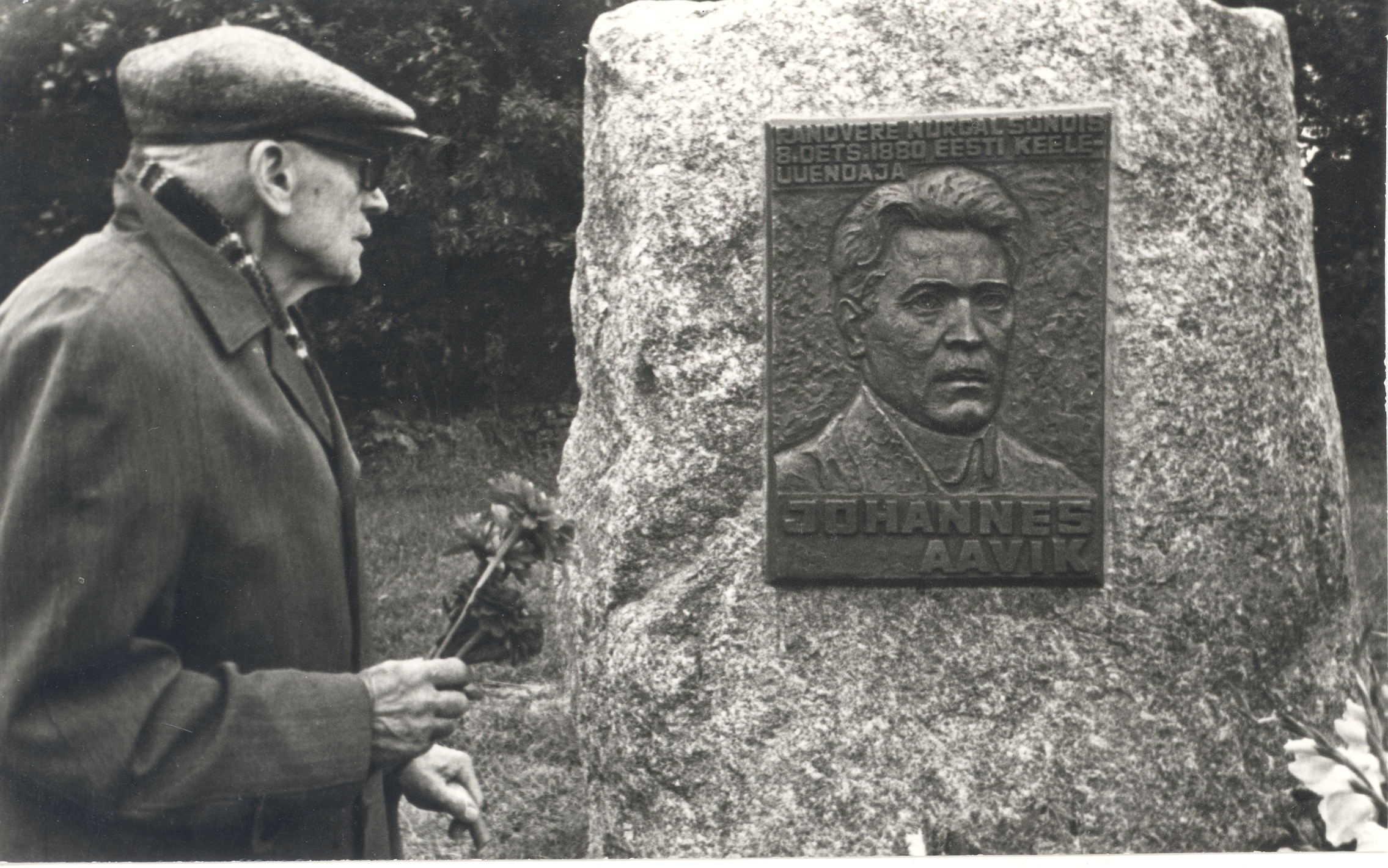 Joseph Devil at the opening of the memory stone of John Aaviku in Randvere 31.08.1980. Aulin Rimm, the author of the bareljef