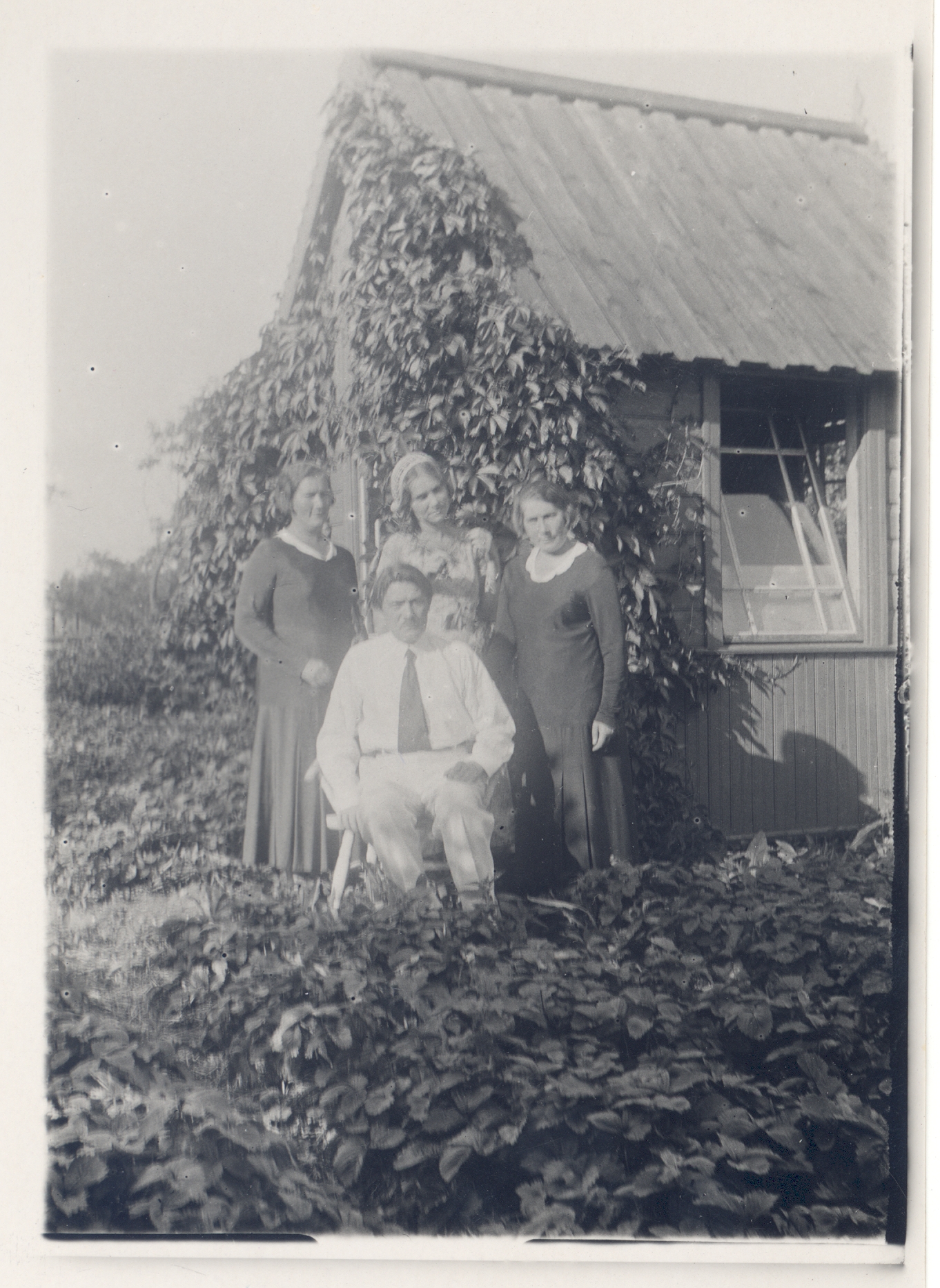 Johannes Aavik, July Aavik, Aleksandra Aavik and Liisi Aavik in Kuressaare their home garden