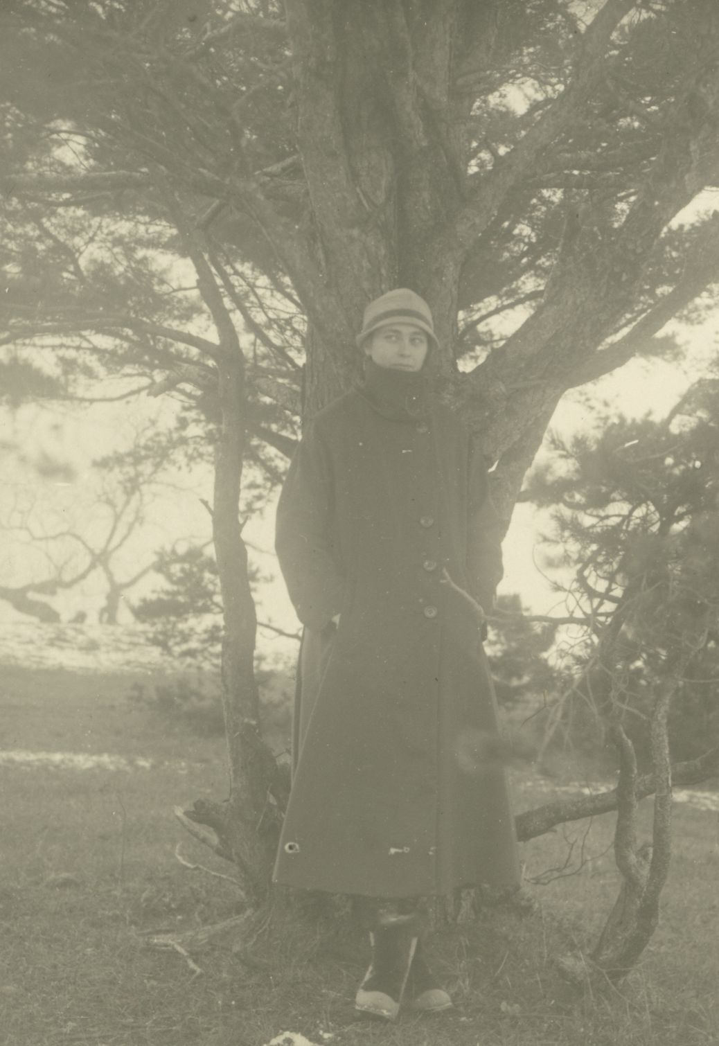 Hilda Visnapuu on the shore of Orro 12. XI 1922 a