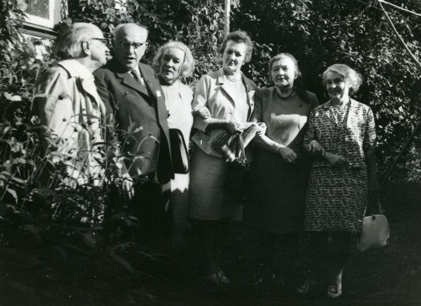 Mart Lepik, Julius Mägiste, Betti Alver, Find Mägiste, Eeva Niinivaara and Asta Veski (J. - V. Veski daughter) Koidula tn 8 garden 20th of August 1970