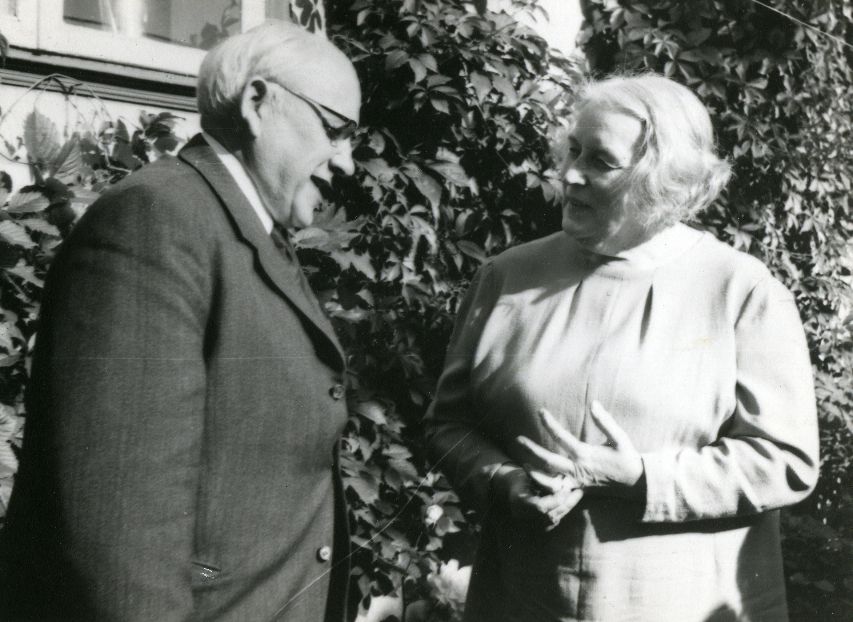 Julius Mägiste and Betti Alver Koidula st 8 in garden 20. August 1970