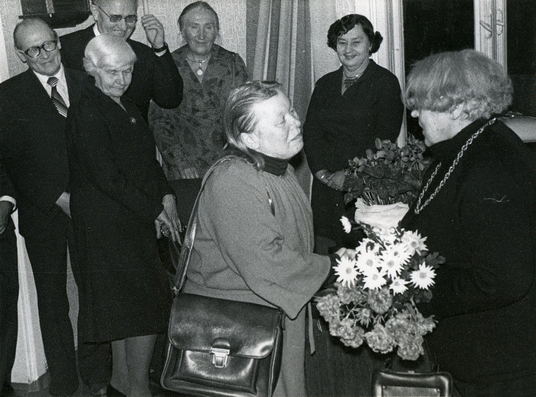 Betti Alver's 75th anniversary evening at the Tartu Writers' House 27th of November 1981. Jubilari congratulates Linda Alliksaar. Rear standing left: 2. Renate Tamm, 3. UNO Leisner, 4. Helene Siimisker, 5. Irene Leisner