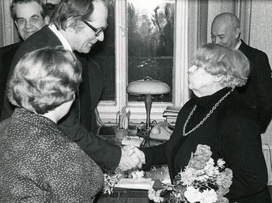 Betti Alver's 75th anniversary evening at the Tartu Writers' House on 27th November 1981. Jaan Kross and Ellen Niit (with their back) are congratulations to the Poettess. Behind Harald Peep and Kalju Kääri