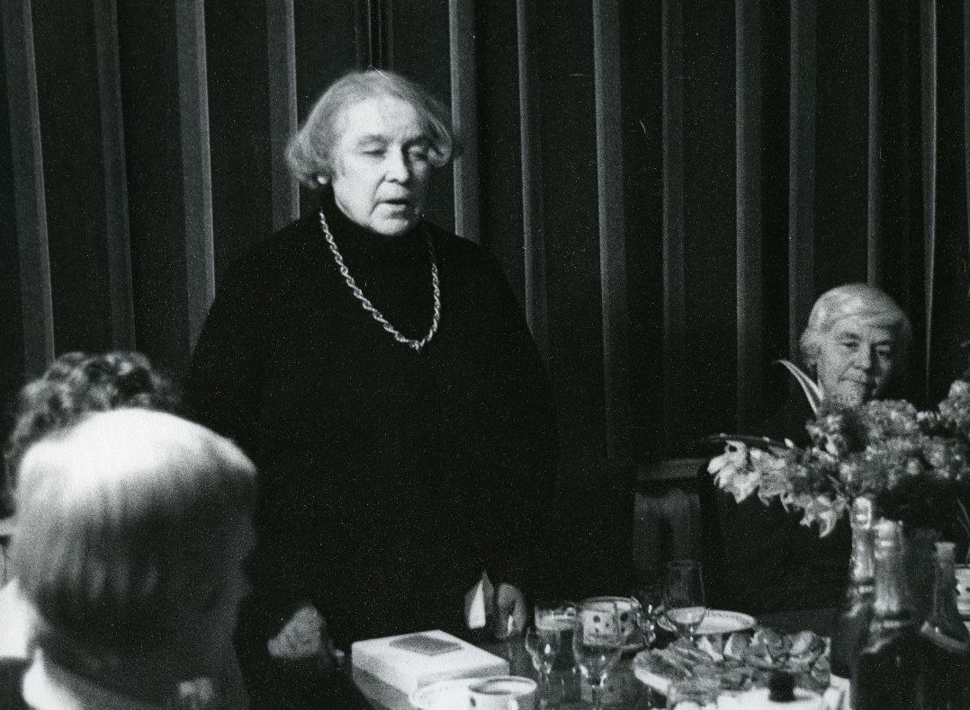 Betti Alver speaks at his 75th anniversary evening at the Tartu Writers' House on 27 November 1981 Renate Tamm and others are sitting at the coffee table.