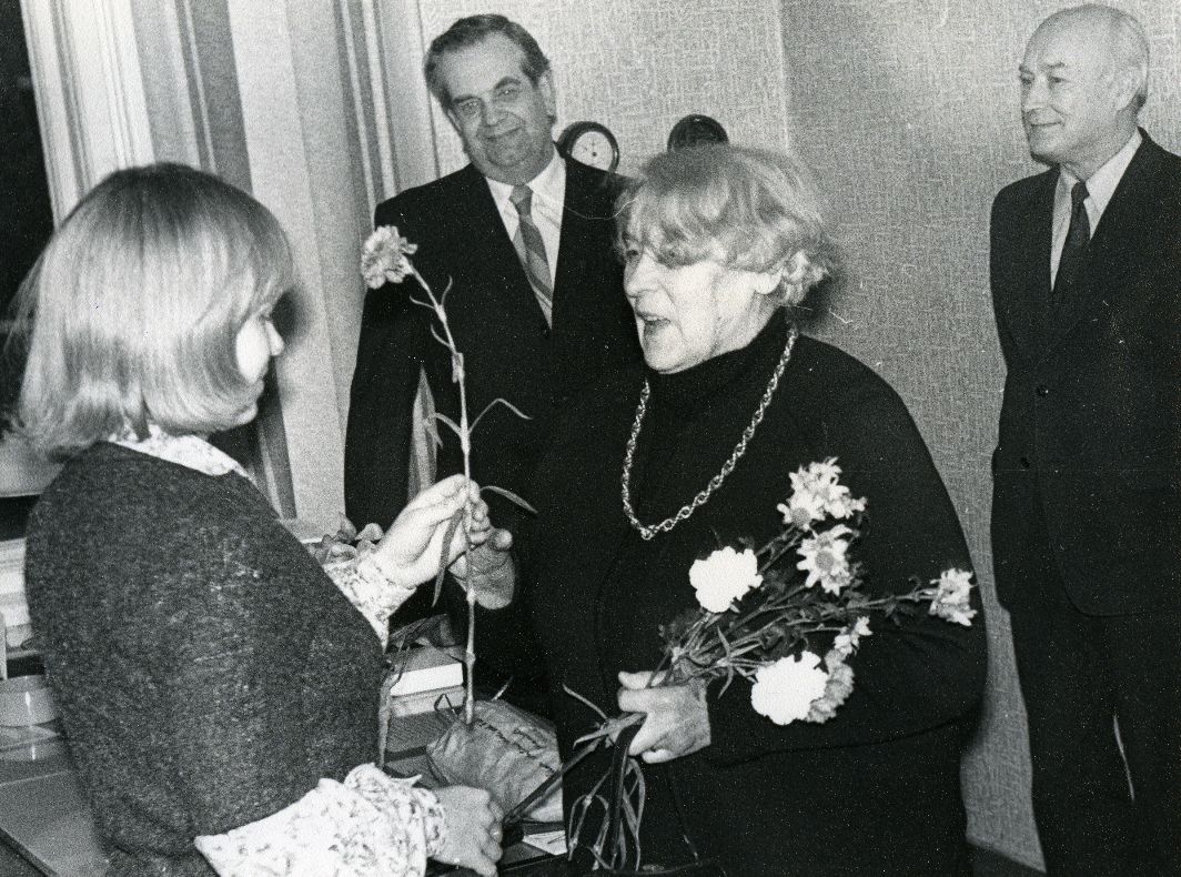 Betti Alver's 75th anniversary evening at the Tartu Writers' House 27th of November 1981. Poetess congratulates Tuulikki Raudalainen, behind Harald Peep (ws.) And Kalju Kääri