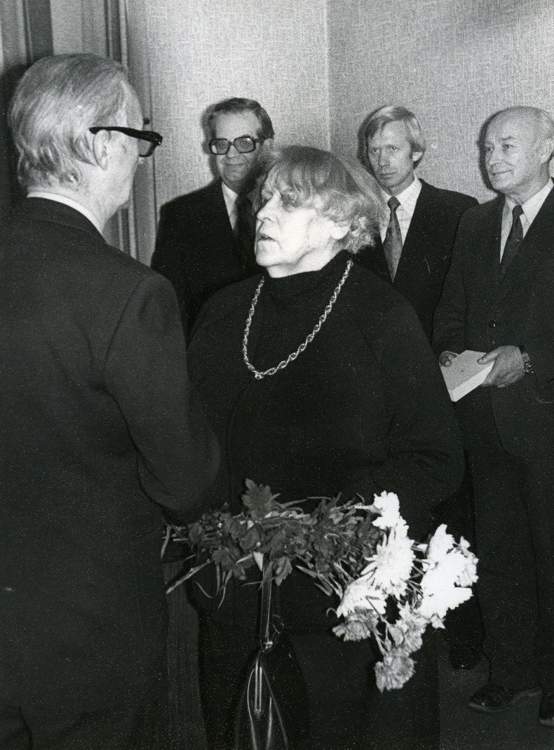 Betti Alver's 75th anniversary evening at the Tartu Writers' House 27th of November 1981. Poetess congratulates Rudolf Põldmäe, standing behind the left: Harald Peep, Aivo Lõhmus and Kalju Kääri