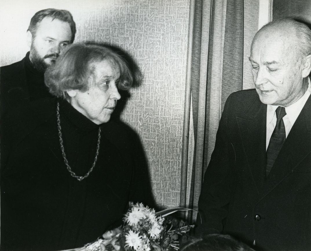 Betti Alver on his 75th anniversary evening at the Tartu Writers’ House 27th of November 1981. On the left Tõnis Lehtmets, on the right Kalju Kääri