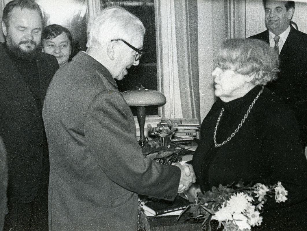 Betti Alver's 75th anniversary evening at the Tartu Writers' House 27th of November 1981. Poetess congratulates Uku Masing, standing behind the left: 1. Tõnis Lehtmets, 2. Irene Leisner, 3. Harald Peep