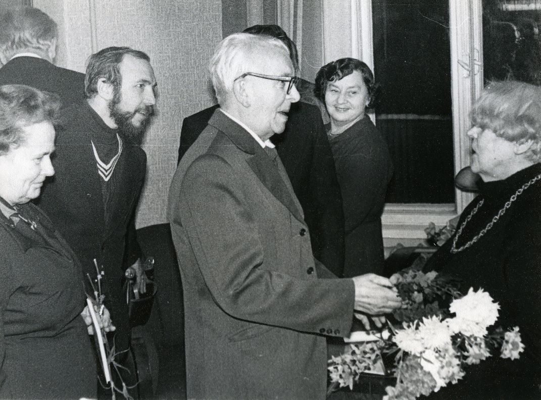 Betti Alver's 75th anniversary evening at the Tartu Writers' House 27th November 1981. Poetess congratulates Uku Masing. Behind Rein Veidemann, Irene Leisner etc.