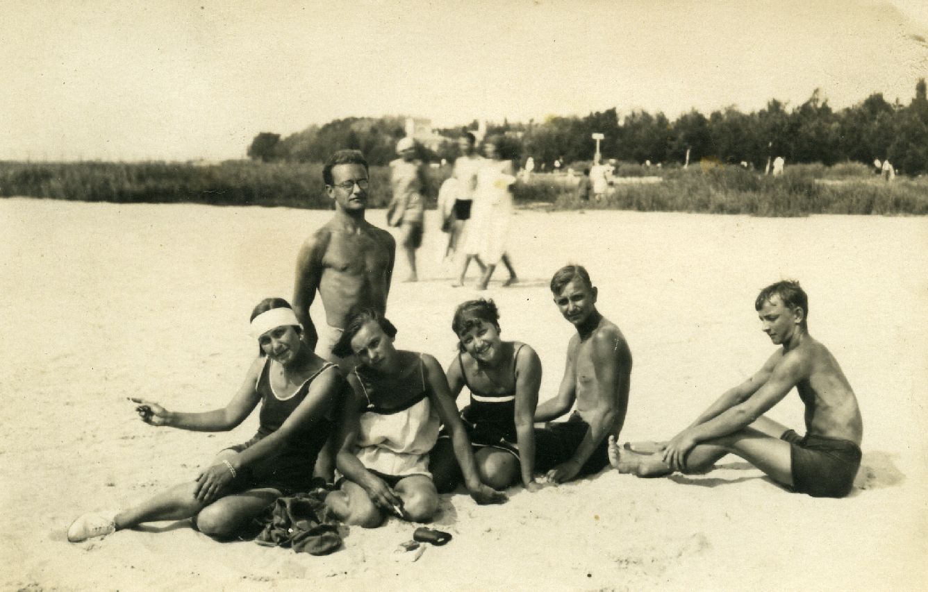 Heiti Talvik, Virve Huik and others on the beach [Pärnu v Narva-Jõesuu] [at the end of 1920s]