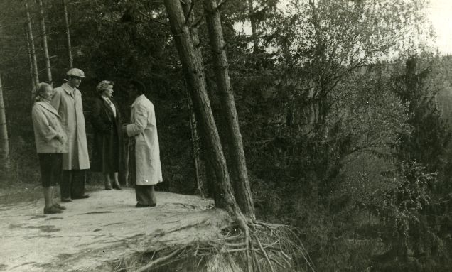 [Minni Nurme], Betti Alver, unknown and Mart Lepik in White Forest Oct. 1956