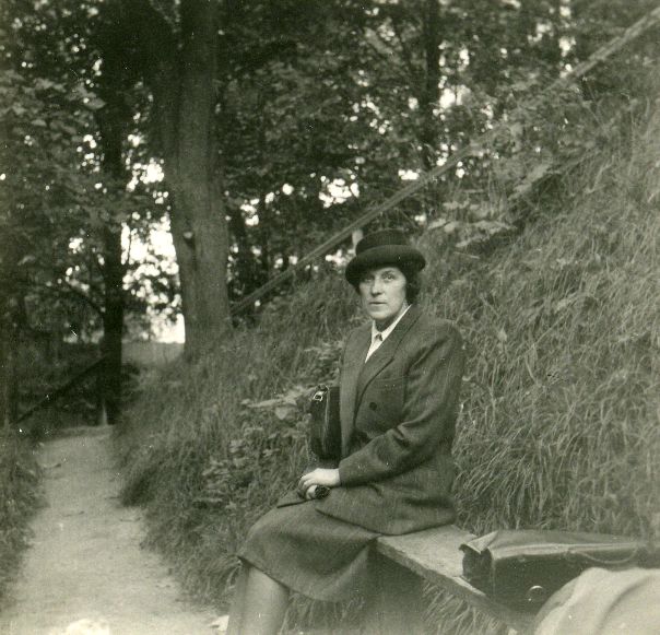 Betti Alver in Tartu Toomemäel seventh. 1952.