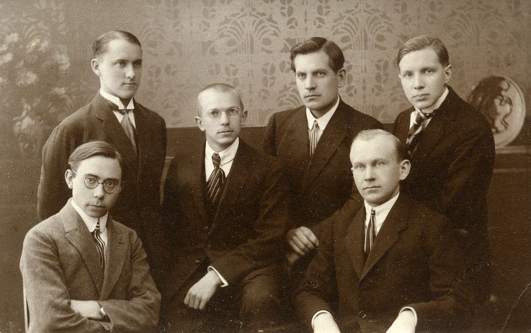 E.Ü.S. Founders of "Veljesto", first university graduates 1923/24: a. Annist, J. Mägiste, h. Moora, a. Koort, J. e. Õunapuu, a. Oras
