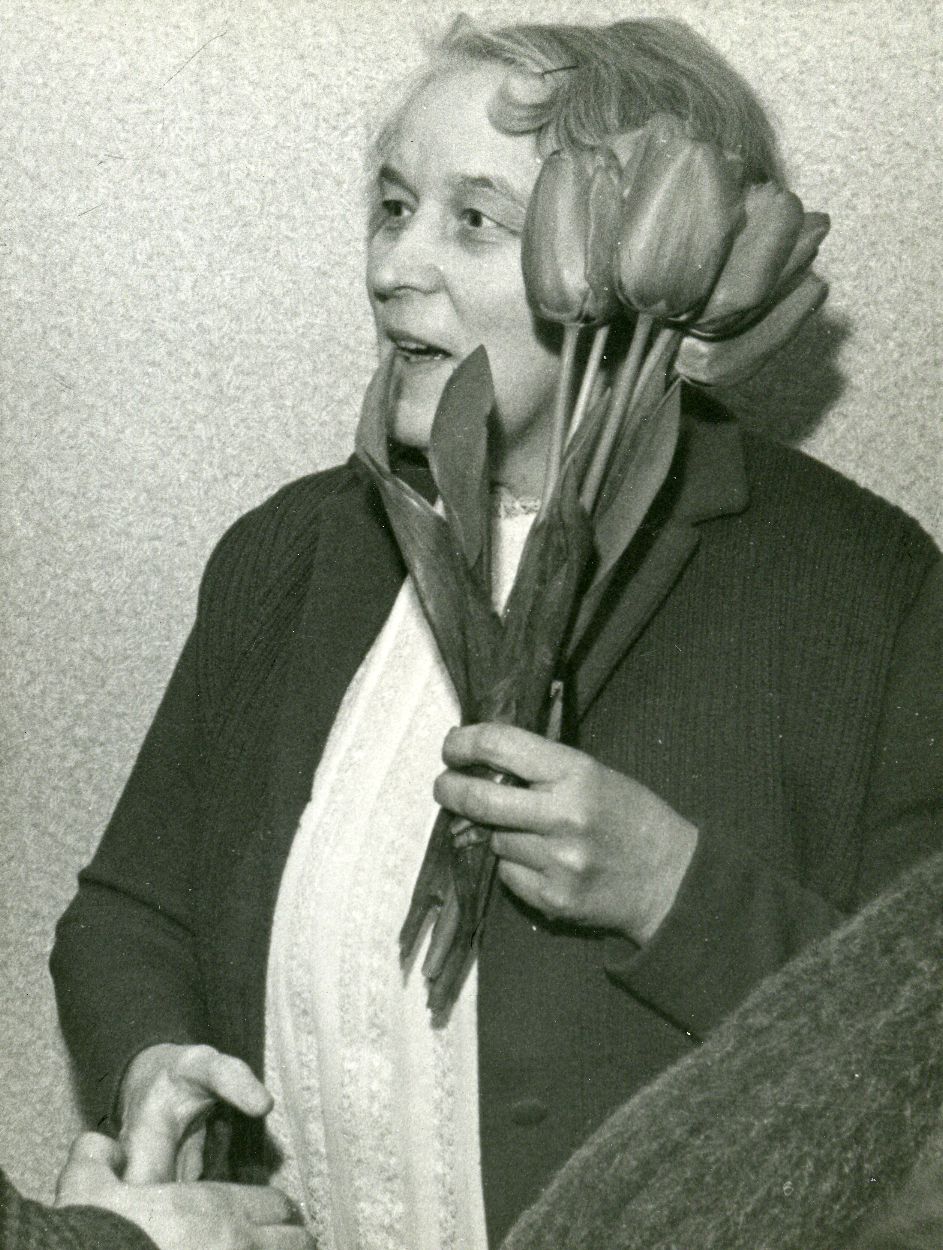 Betti Alver J. Liivi's poetry award at his home Koidula tn 8-2 1968.