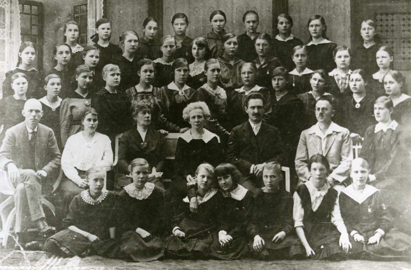 Students and teachers of E.N.K.S Gymnasium of Daughters [1916-1918]