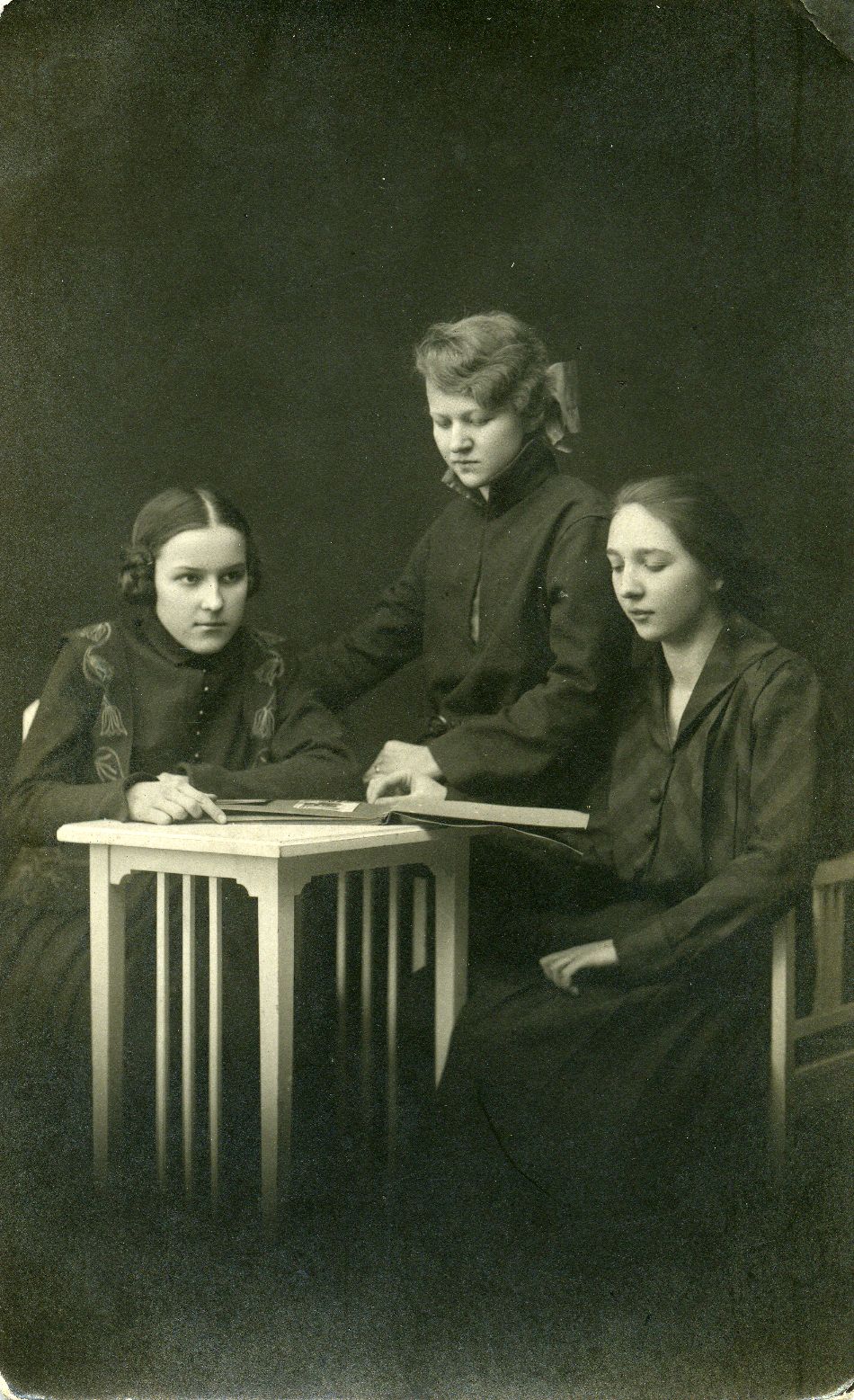 E.N.K.S. Students of the girls' Gymnasium. Betti Alver, Elfriede Jaska and