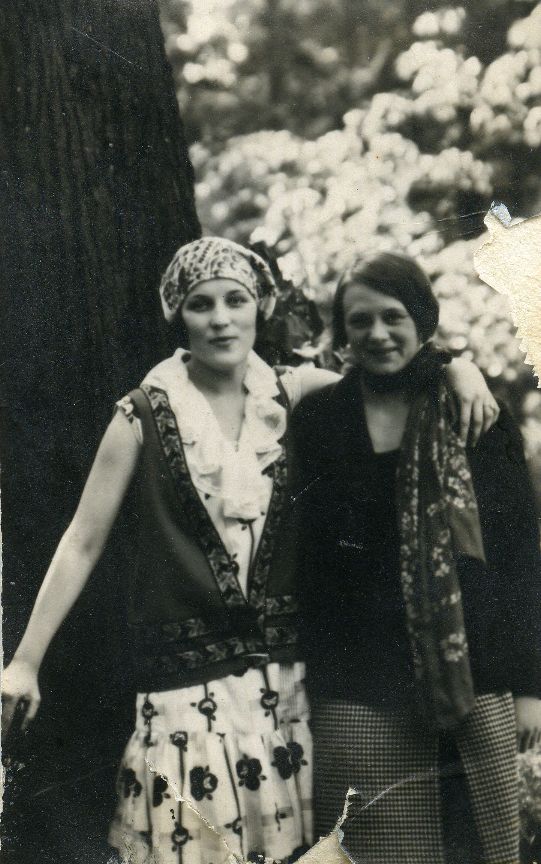 Betti Alver with an unknown woman [Second of 1920s]