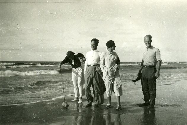 Betti Alver on the unknown sea [Virve Huik vas. 1., Ilmar Winter 4. Pärnu beach 1928-1935 a]