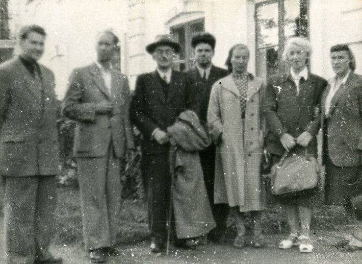 K. High, Fr. Tuglas, a. Hint, e. Kõrge, e. Tuglas, b. Alver Ahja end. In front of the gentleman's house, seventh. 1955