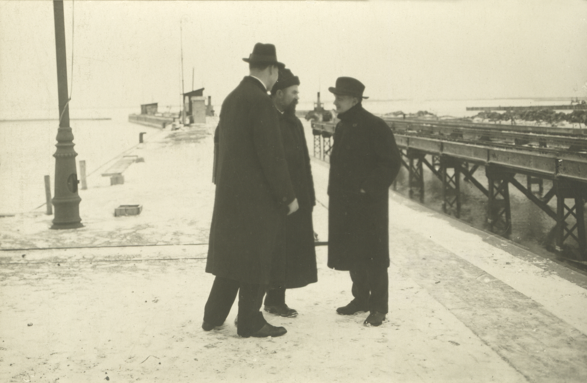 Konstantin Päts, J. Pitka, on the back of August Rei in the port of Tallinn